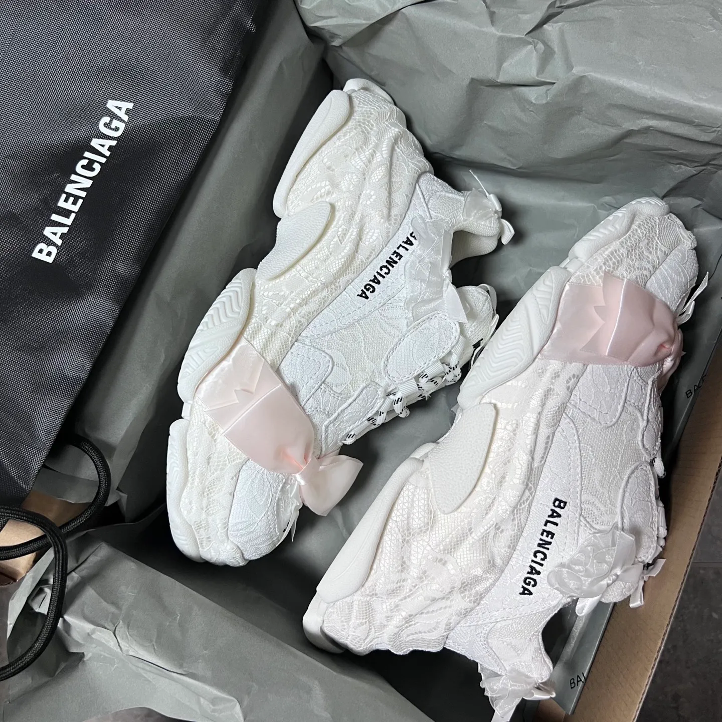 👟👟Ex-factory price 720👟👟 BALENCIAGA, lace bow Paris daddy, lace bow🎀triples are really super cute, white lace➕pink ribbon bow🎀definitely touches the heart of girls, this design actually has a sweet and cool feeling! There’s no girl who doesn’t like lace! Break through the cool dad shoe series and boldly try sweet styles! Code number: 35-39 (40 customized)